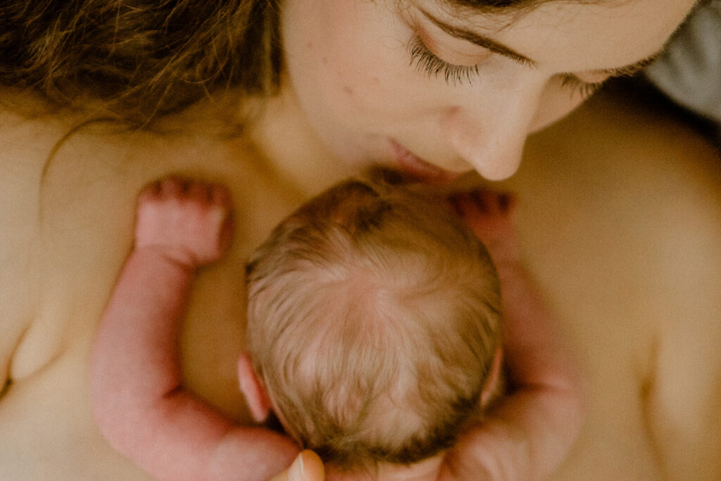 Wochenbettreportage Newbornfotoshooting Homestory Babyfotografie Buchholz in der Nordheide