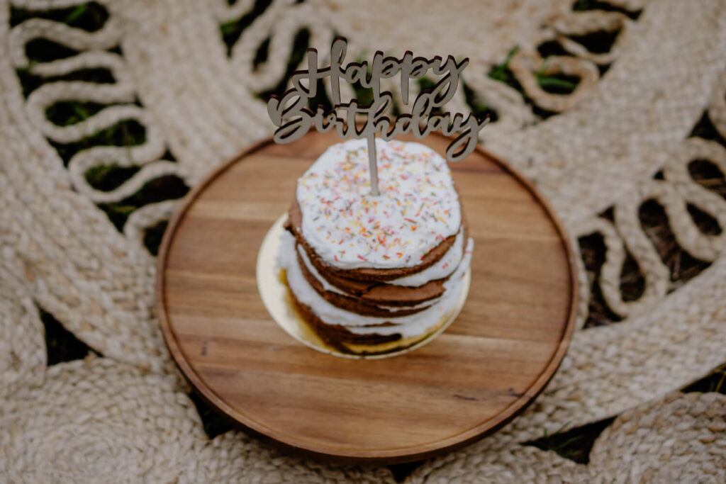 Fotografin-Judith-fotografiert_Brunsberg_Cakesmash_Fotoshooting_Baby_Sommer_Heidebluete