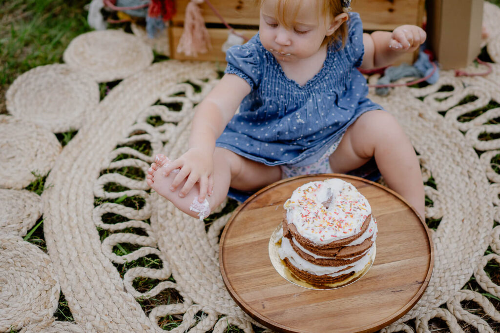 Fotografin-Judith-fotografiert_Brunsberg_Cakesmash_Fotoshooting_Baby_Sommer_Heidebluete